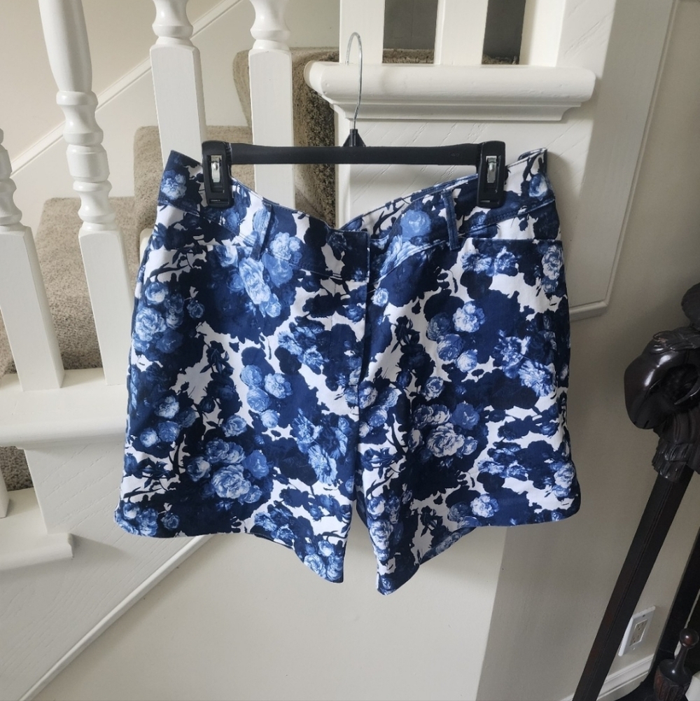 NEW The LIMITED Blue Floral Shorts. NEW 16